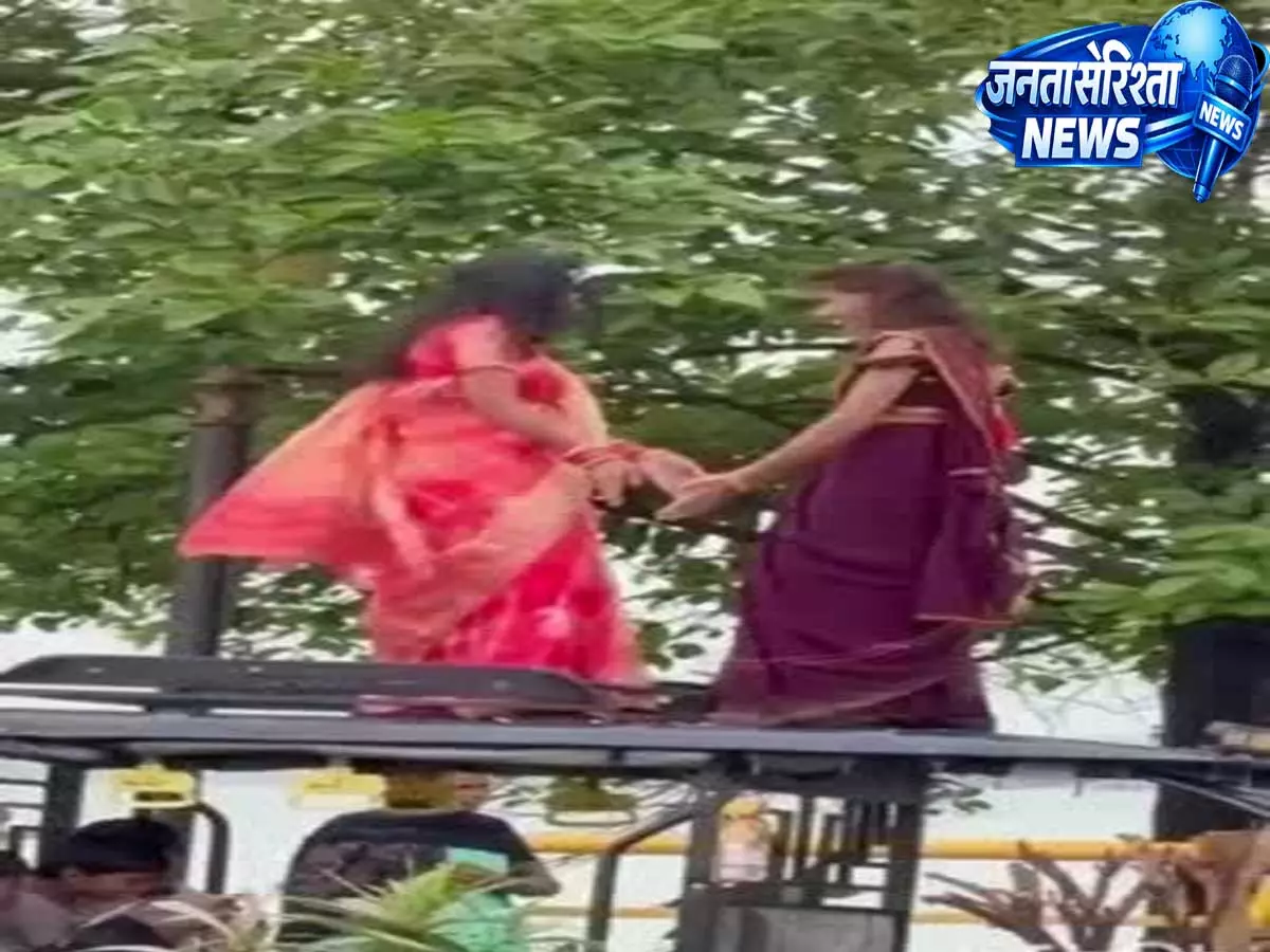 गोरखपुर में ई-रिक्शा की छत पर चढ़कर लड़कियों ने बनाई रील, सड़क पर मचा हड़कंप