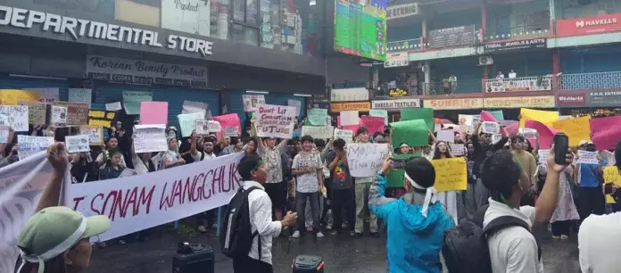 ITANAGAR: सोनम वांगचुक के समर्थन में अरुणाचल की सड़कों पर हजारों लोग, जोरदार प्रदर्शन ITANAGAR: सोनम वांगचुक के समर्थन में अरुणाचल की सड़कों पर हजारों लोग, जोरदार प्रदर्शन