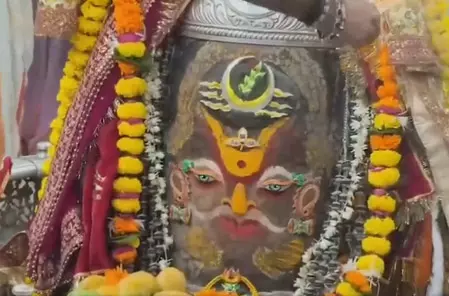 ओम, बेल पत्र, मुकुट और रुद्राक्ष की माला अर्पित कर बाबा महाकाल का भव्य शृंगार, की गई भस्म आरती ओम, बेल पत्र, मुकुट और रुद्राक्ष की माला अर्पित कर बाबा महाकाल का भव्य शृंगार, की गई भस्म आरती