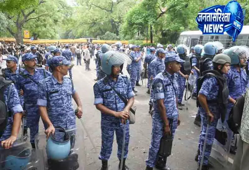 Delhi जंतर-मंतर का मंच हटा, CJP प्रदर्शन जारी Delhi जंतर-मंतर का मंच हटा, CJP प्रदर्शन जारी