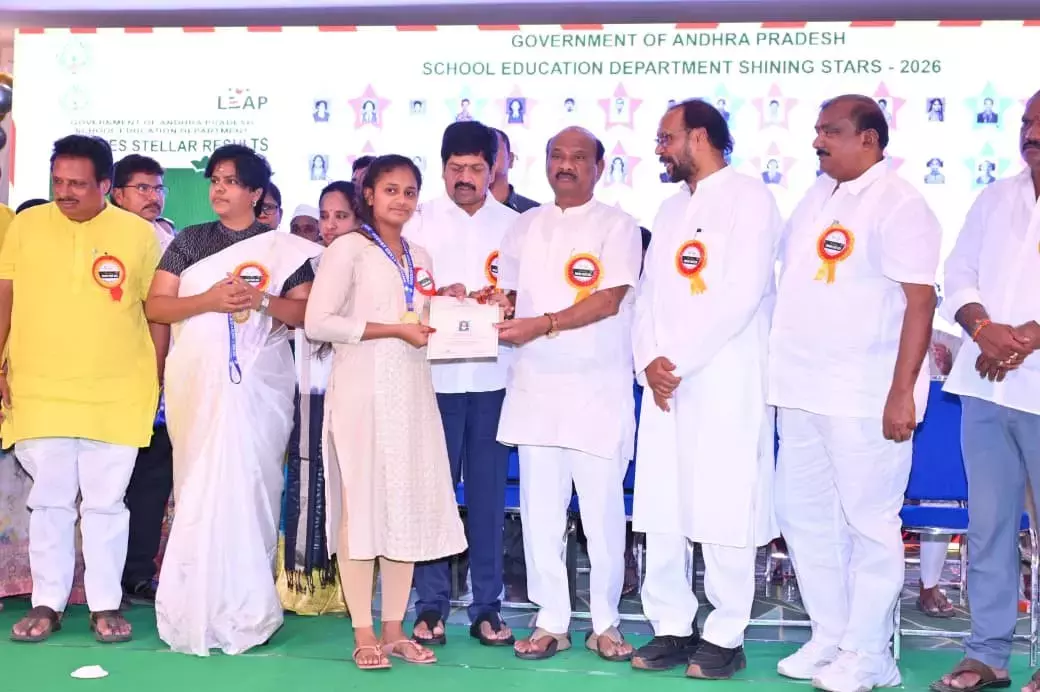 Andhra: स्पीकर ने लोकेश के शिक्षा सुधारों की सराहना की Andhra: स्पीकर ने लोकेश के शिक्षा सुधारों की सराहना की