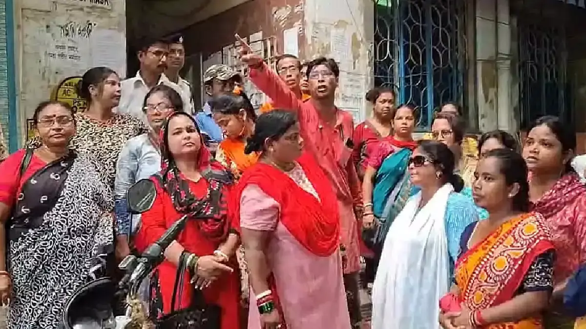 Hooghly: चुंचुड़ा नगरपालिका में पूर्व चेयरमैन के खिलाफ जोरदार प्रदर्शन Hooghly: चुंचुड़ा नगरपालिका में पूर्व चेयरमैन के खिलाफ जोरदार प्रदर्शन