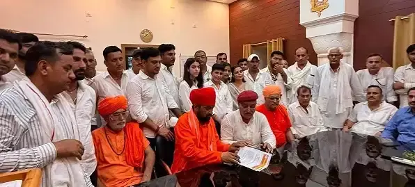 Bikaner: खेजड़ी बचाने की मांग, बिश्नोई समाज ने किया विरोध प्रदर्शन Bikaner: खेजड़ी बचाने की मांग, बिश्नोई समाज ने किया विरोध प्रदर्शन