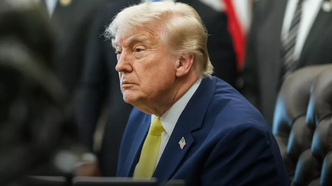 Trump ने डिफेंस सप्लाई चेन को मजबूत करने के लिए एग्जीक्यूटिव ऑर्डर पर साइन किए Trump ने डिफेंस सप्लाई चेन को मजबूत करने के लिए एग्जीक्यूटिव ऑर्डर पर साइन किए