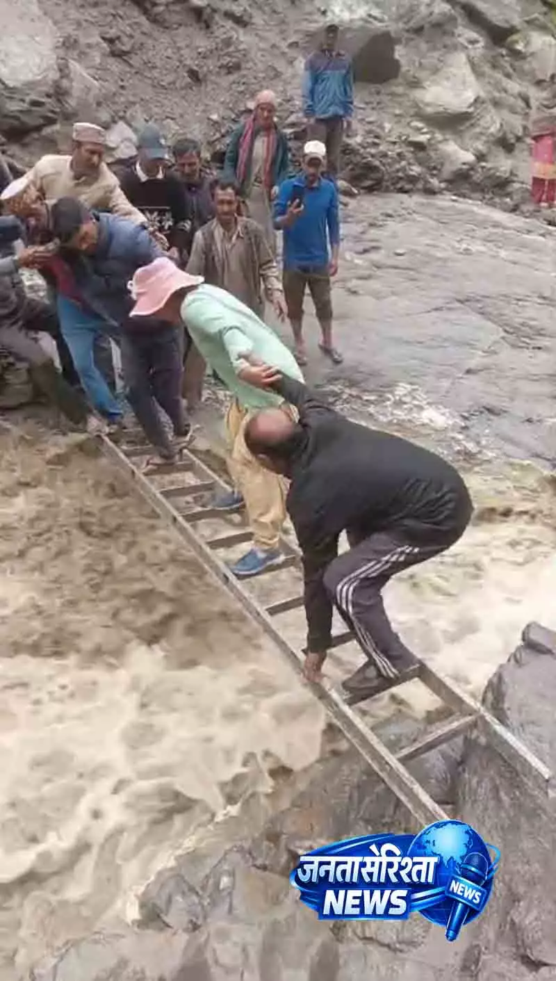 Sirmaur में फ्लैश फ्लड के बीच तीन मजदूरों का रेस्क्यू Sirmaur में फ्लैश फ्लड के बीच तीन मजदूरों का रेस्क्यू