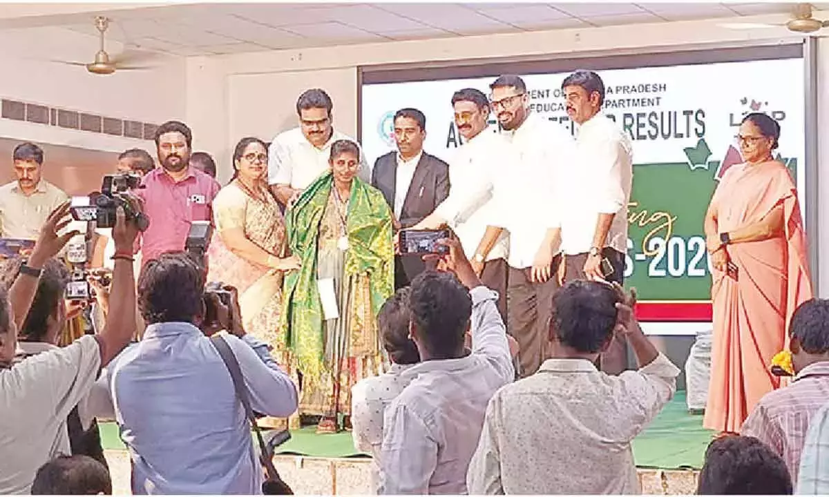 Andhra: दृष्टिबाधित छात्र ने शाइनिंग स्टार पुरस्कार जीता Andhra: दृष्टिबाधित छात्र ने शाइनिंग स्टार पुरस्कार जीता