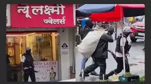 Mumbai: ज्वेलर्स की दुकान पर दिनदहाड़े हमला, फायरिंग के बाद लाखों की लूट Mumbai: ज्वेलर्स की दुकान पर दिनदहाड़े हमला, फायरिंग के बाद लाखों की लूट