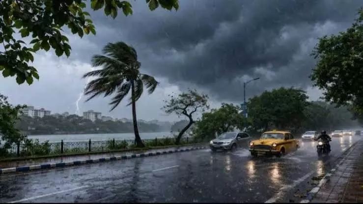Kolkata: मानसून की रफ्तार तेज, पश्चिम बंगाल में लगातार बरस रहे बादल Kolkata: मानसून की रफ्तार तेज, पश्चिम बंगाल में लगातार बरस रहे बादल