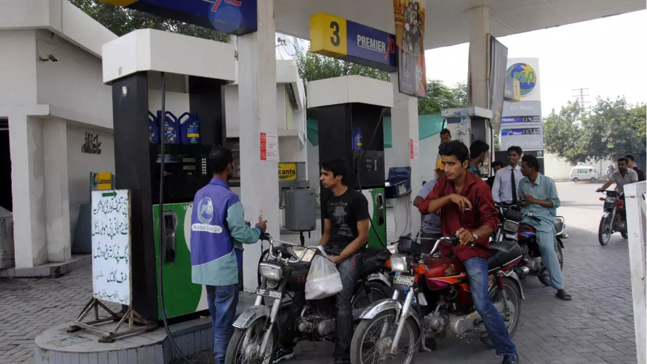 पाकिस्तान सरकार ने डीजल की कीमत 5.71 PKR बढ़ाई, पेट्रोल की कीमत 35 पैसे घटाई पाकिस्तान सरकार ने डीजल की कीमत 5.71 PKR बढ़ाई, पेट्रोल की कीमत 35 पैसे घटाई