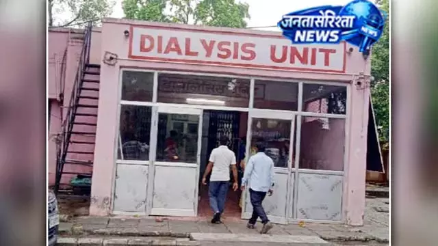 डायलिसिस मरीज की सुई निकालकर पीटा, मचा हड़कंप डायलिसिस मरीज की सुई निकालकर पीटा, मचा हड़कंप