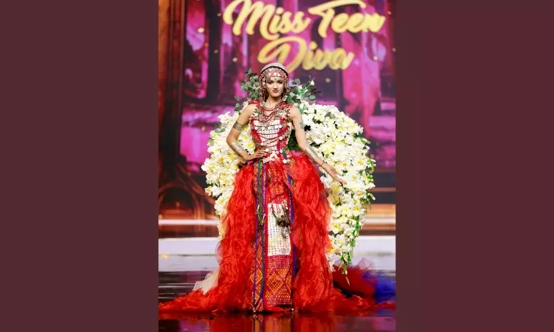 Tripura की चंदमिता रॉय ने मिस टीन दिवा 2026 में बेस्ट नेशनल कॉस्ट्यूम का अवॉर्ड जीता Tripura की चंदमिता रॉय ने मिस टीन दिवा 2026 में बेस्ट नेशनल कॉस्ट्यूम का अवॉर्ड जीता