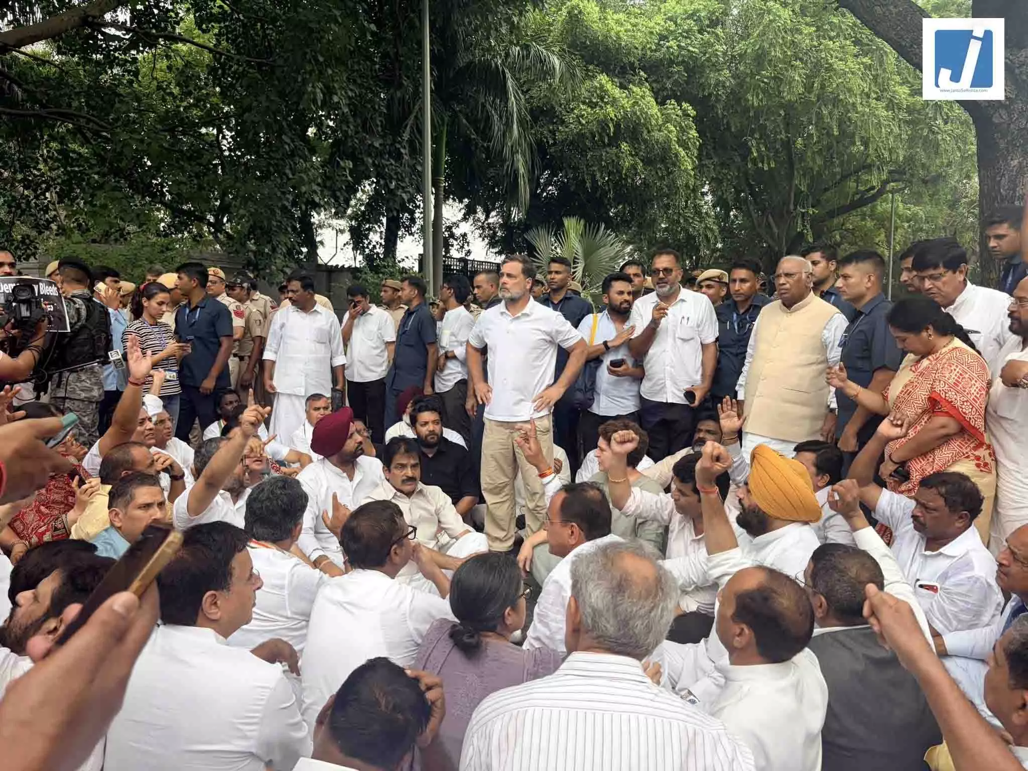 PM आवास के पास कांग्रेस का प्रदर्शन, राहुल गांधी भी मौजूद PM आवास के पास कांग्रेस का प्रदर्शन, राहुल गांधी भी मौजूद