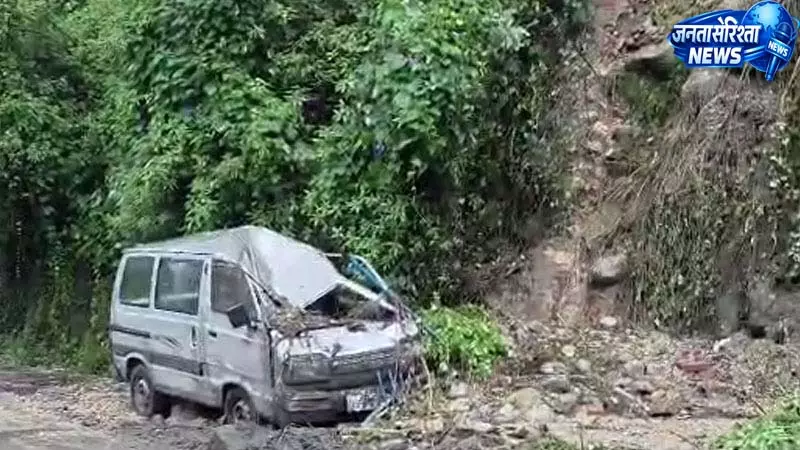 पालमपुर में सडक़ किनारे खड़ी वैन चकनाचूर पालमपुर में सडक़ किनारे खड़ी वैन चकनाचूर