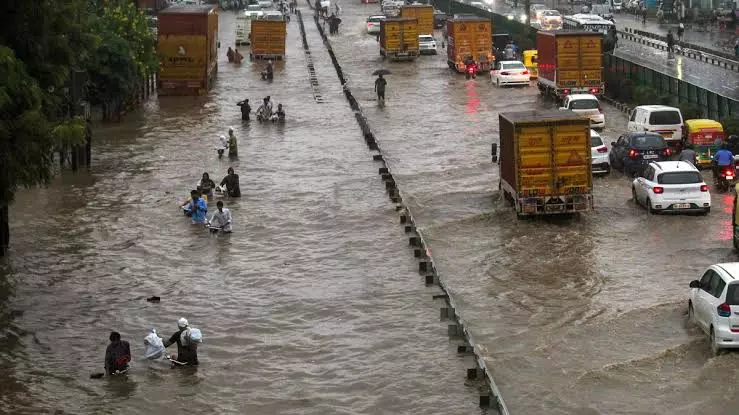 Surat: सूरत में बारिश बनी आफत, भेदवाड़ खाड़ी ने पार किया खतरे का निशान Surat: सूरत में बारिश बनी आफत, भेदवाड़ खाड़ी ने पार किया खतरे का निशान