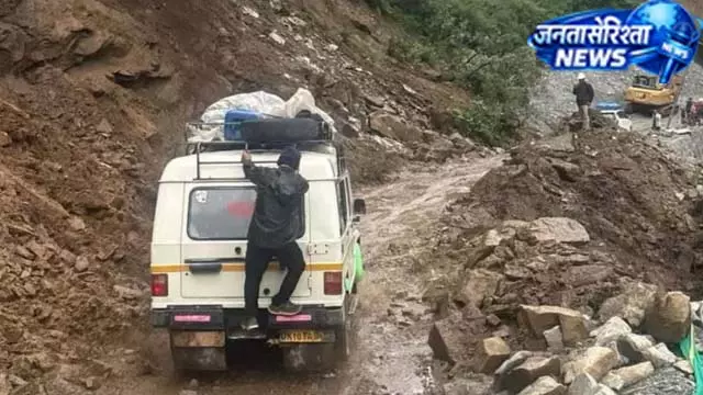 यमुनोत्री हाईवे पर भूस्खलन, यातायात प्रभावित यमुनोत्री हाईवे पर भूस्खलन, यातायात प्रभावित