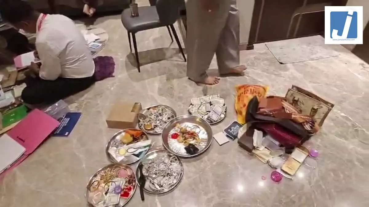 बिजली इंजीनियर की करोड़ों की संपत्ति का खुलासा, केस दर्ज बिजली इंजीनियर की करोड़ों की संपत्ति का खुलासा, केस दर्ज
