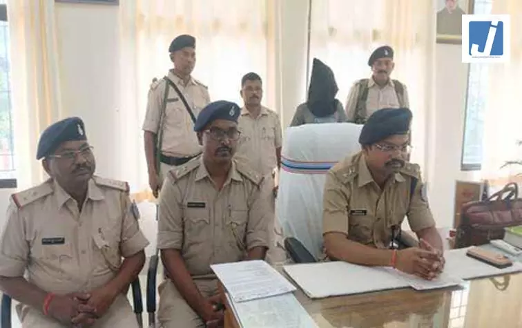 युवक की हत्या कर शव कुएं में फेंका, आरोपी गिरफ्तार, वारदात में इस्तेमाल डंडा भी जब्त युवक की हत्या कर शव कुएं में फेंका, आरोपी गिरफ्तार, वारदात में इस्तेमाल डंडा भी जब्त