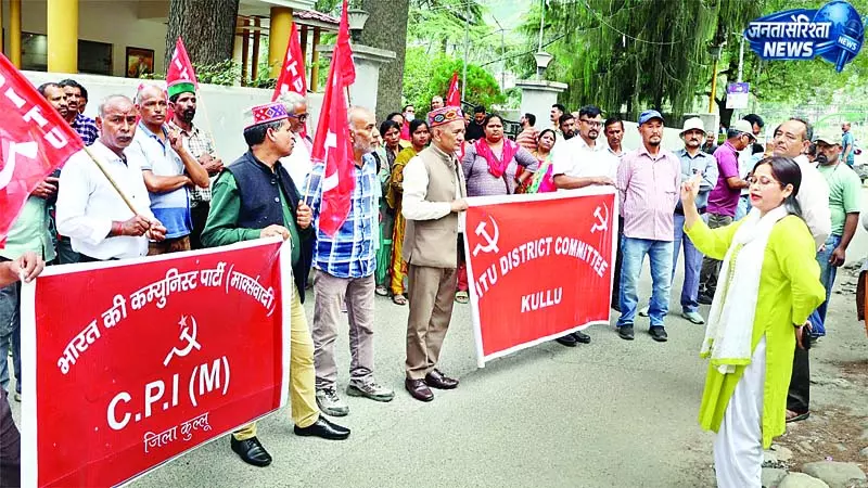 सोनम वांगचुक की गिरफ्तारी के विरोध में कुल्लू में प्रदर्शन सोनम वांगचुक की गिरफ्तारी के विरोध में कुल्लू में प्रदर्शन