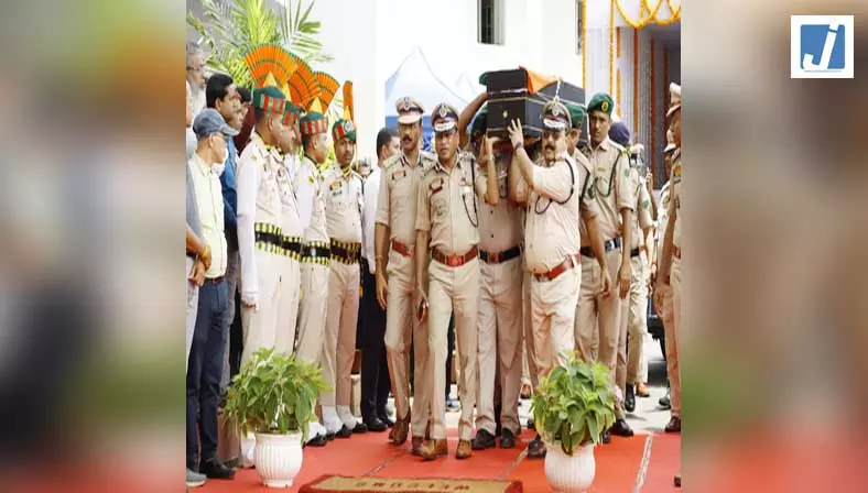 डीजीपी को अंतिम विदाई, कल होगा अंतिम संस्कार, अपने दफ्तर में मृत पाए गए थे डीजीपी को अंतिम विदाई, कल होगा अंतिम संस्कार, अपने दफ्तर में मृत पाए गए थे
