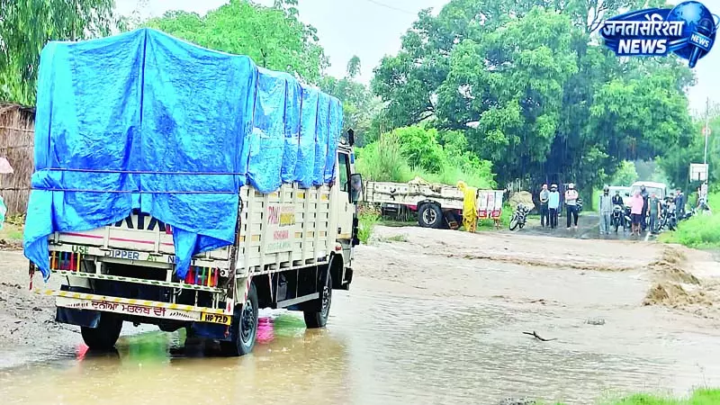 पहली ही बारिश में थमे पहिए चलेट-दियोली कॉजवे पर जाम पहली ही बारिश में थमे पहिए चलेट-दियोली कॉजवे पर जाम