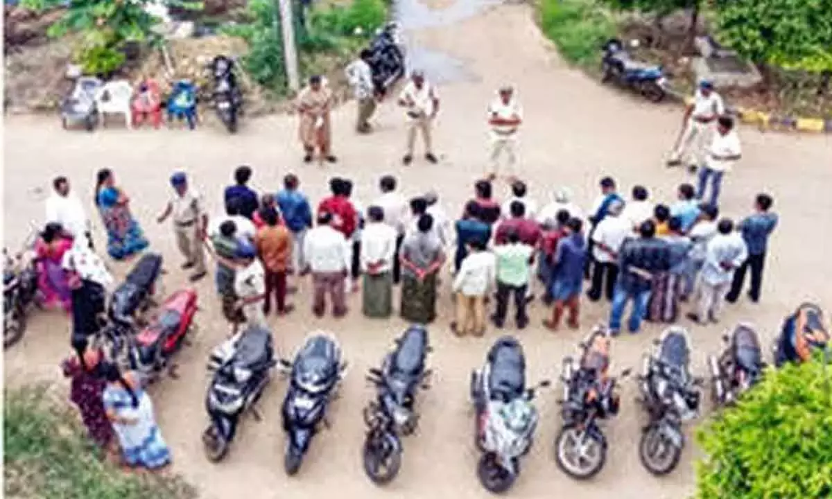 Andhra: कवाली ग्रामीण में घेराबंदी और तलाशी ली गई Andhra: कवाली ग्रामीण में घेराबंदी और तलाशी ली गई