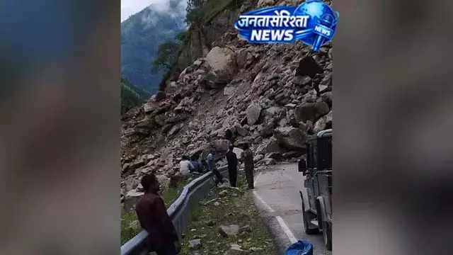 भारत-चीन सीमा मार्ग पर भूस्खलन, मलबे से बढ़ी परेशानी भारत-चीन सीमा मार्ग पर भूस्खलन, मलबे से बढ़ी परेशानी