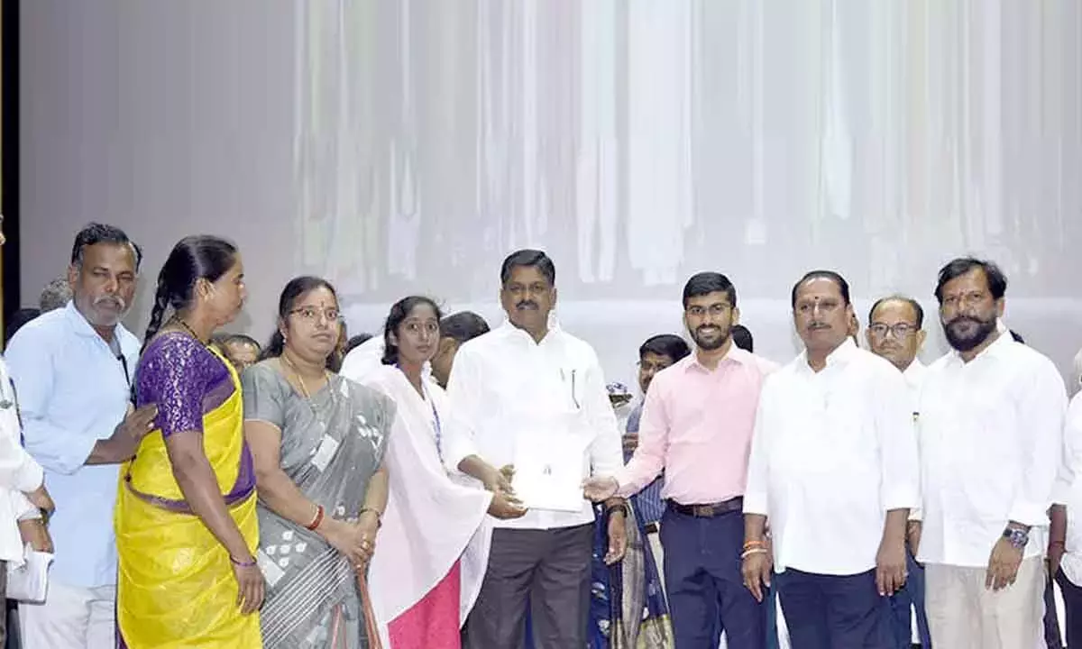 Andhra: शाइनिंग स्टार्स पुरस्कार प्रदान किए गए Andhra: शाइनिंग स्टार्स पुरस्कार प्रदान किए गए