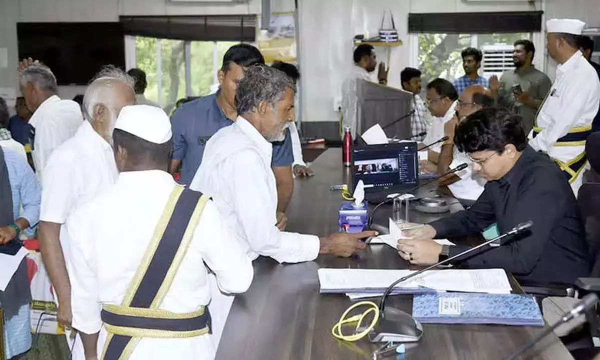 Andhra: पीजीआरएस पर 712 याचिकाएं प्राप्त हुईं Andhra: पीजीआरएस पर 712 याचिकाएं प्राप्त हुईं