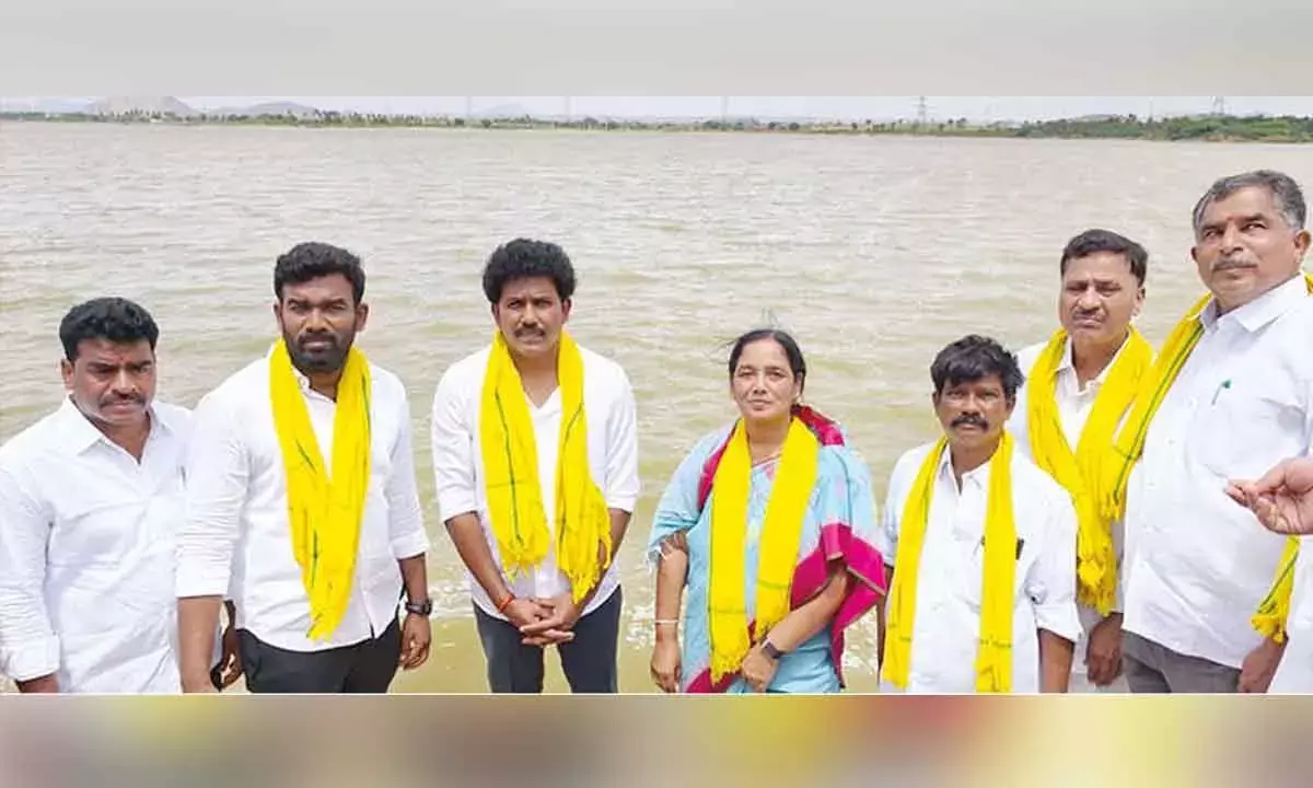 Andhra: विधायक सुनीता ने हांड्री-नीवा कार्यों पर वाईसीपी पर पलटवार किया Andhra: विधायक सुनीता ने हांड्री-नीवा कार्यों पर वाईसीपी पर पलटवार किया