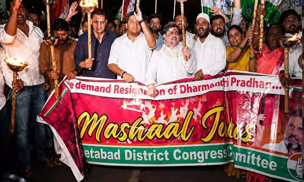 Telangana: दिल्ली में छात्रों पर हुए लाठीचार्ज के खिलाफ कांग्रेस ने बड़ा विरोध प्रदर्शन किया Telangana: दिल्ली में छात्रों पर हुए लाठीचार्ज के खिलाफ कांग्रेस ने बड़ा विरोध प्रदर्शन किया