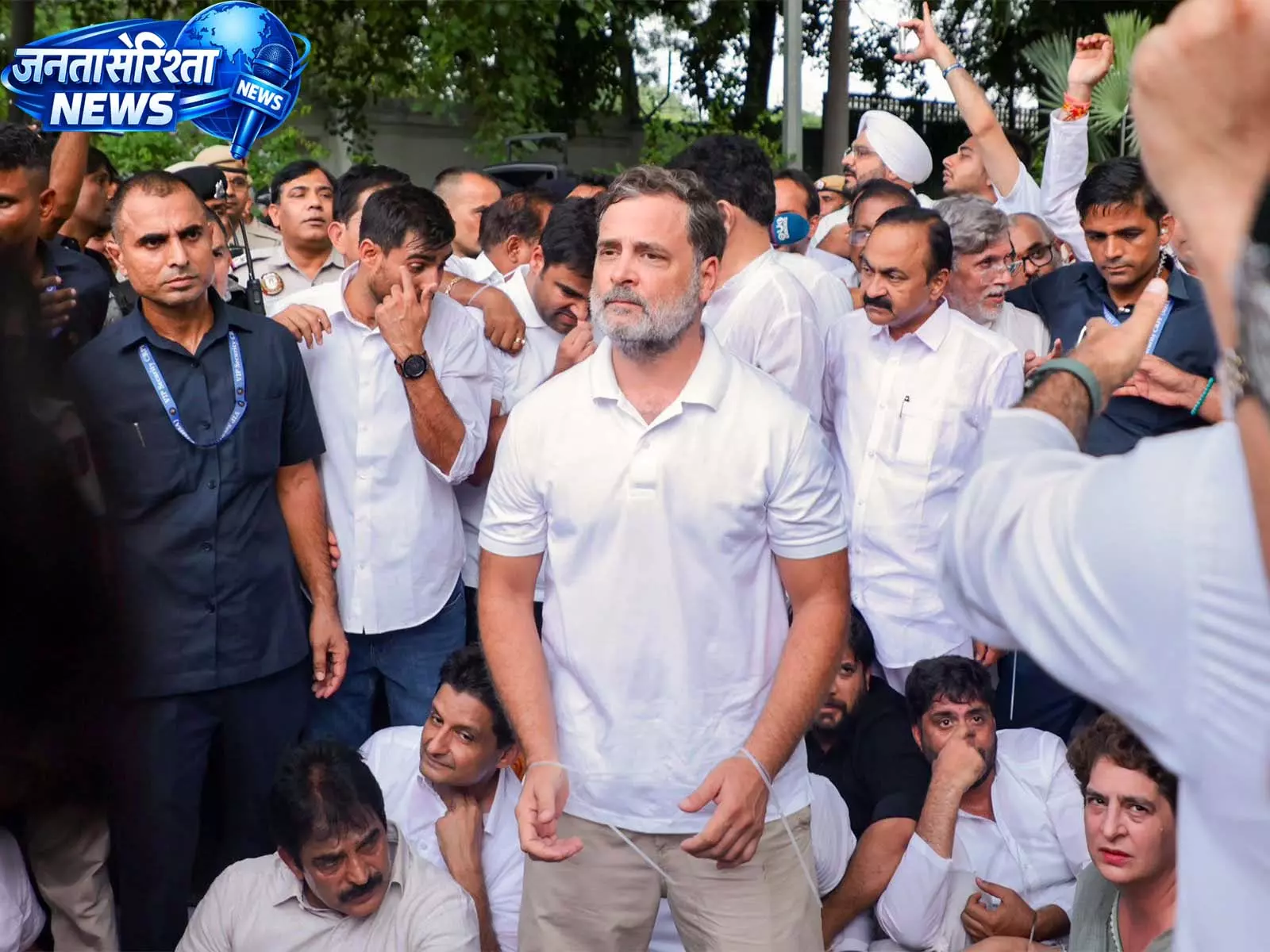 PM आवास के बाहर कांग्रेस ने मंगवाई कुर्सियां PM आवास के बाहर कांग्रेस ने मंगवाई कुर्सियां
