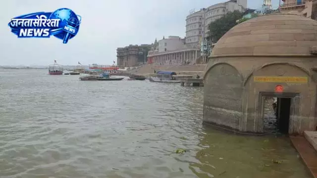 वाराणसी में गंगा उफान पर, कई मंदिर जलमग्न वाराणसी में गंगा उफान पर, कई मंदिर जलमग्न