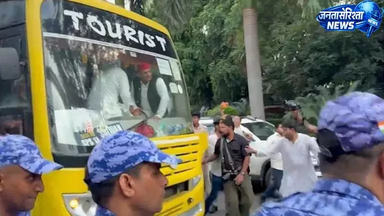 BIG BREAKING: राहुल-अखिलेश और प्रियंका गांधी पुलिस हिरासत में BIG BREAKING: राहुल-अखिलेश और प्रियंका गांधी पुलिस हिरासत में