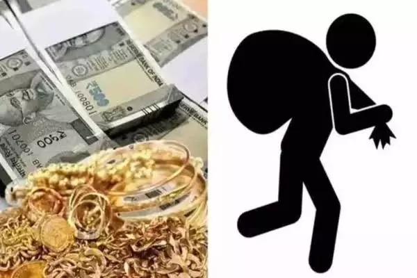 Faridabad: फरीदाबाद में चोरी से हड़कंप, एडवोकेट के घर से लाखों की नकदी और सोना गायब Faridabad: फरीदाबाद में चोरी से हड़कंप, एडवोकेट के घर से लाखों की नकदी और सोना गायब