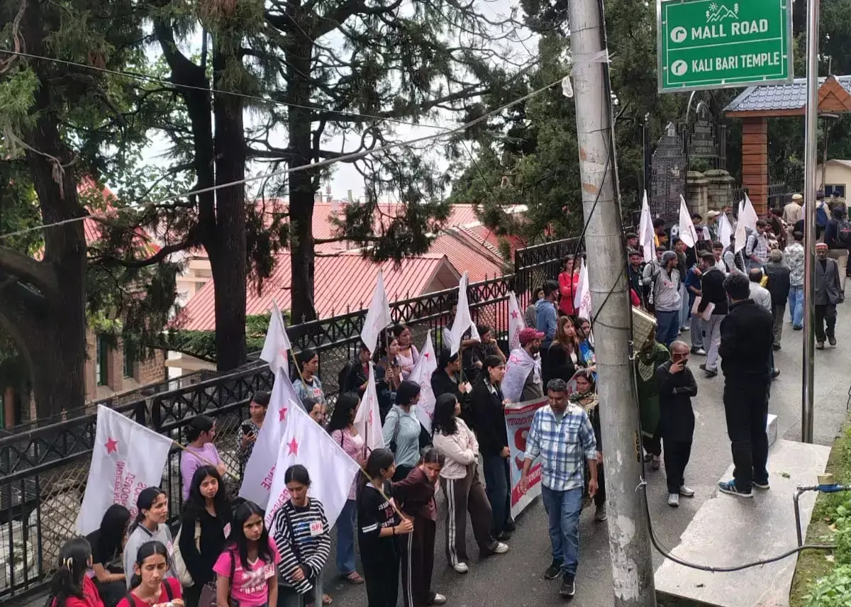 Shimla: SFI का शिमला में धरना जारी, पेपर लीक को लेकर सरकार पर हमला Shimla: SFI का शिमला में धरना जारी, पेपर लीक को लेकर सरकार पर हमला