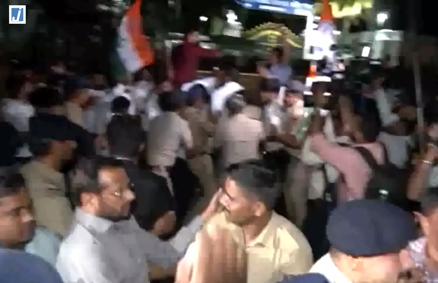 देखे Video: राहुल-प्रियंका की हिरासत पर सड़कों पर उतरी कांग्रेस देखे Video: राहुल-प्रियंका की हिरासत पर सड़कों पर उतरी कांग्रेस