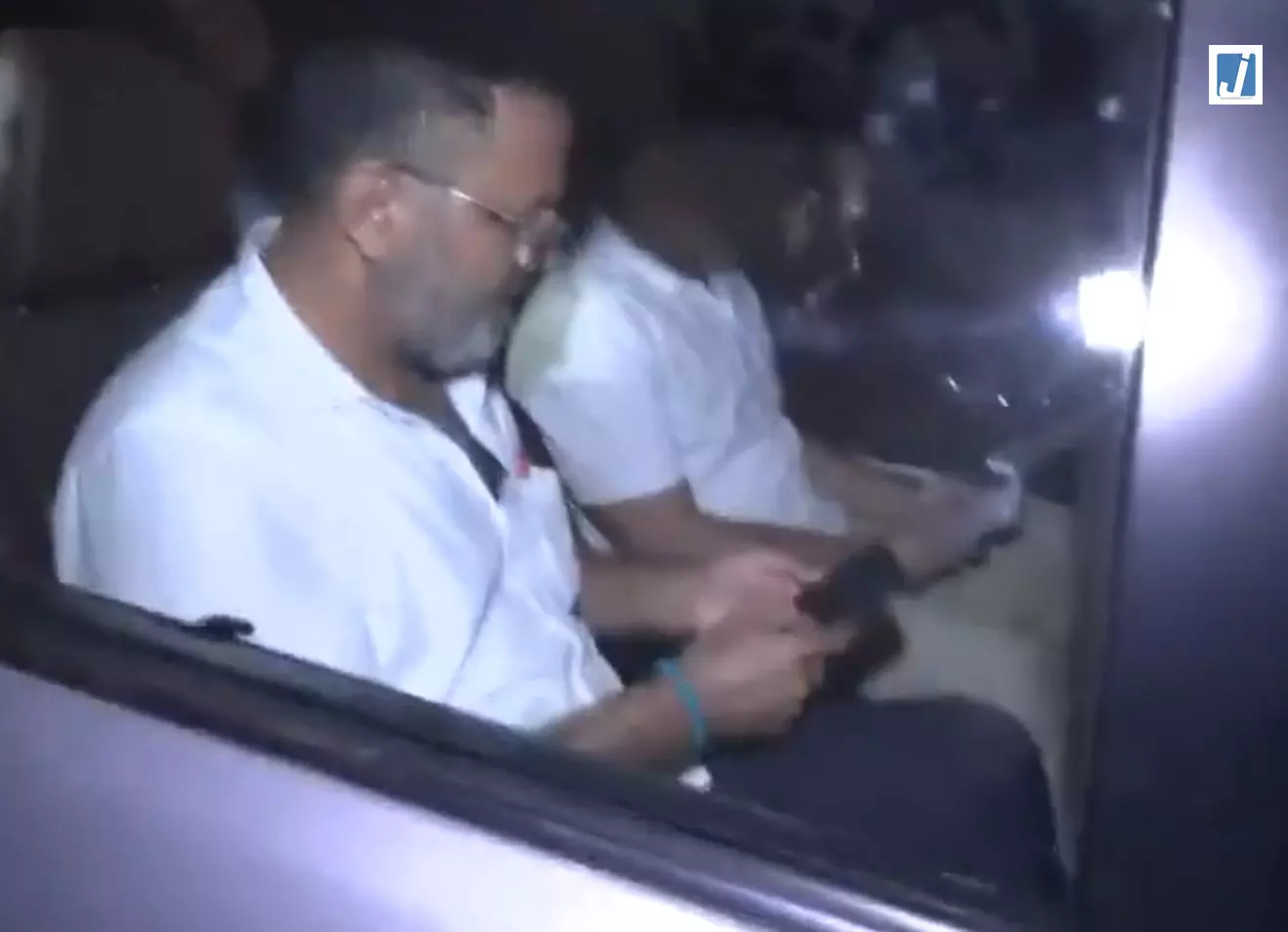राहुल गांधी हिरासत के बाद छत्रसाल स्टेडियम से रवाना राहुल गांधी हिरासत के बाद छत्रसाल स्टेडियम से रवाना