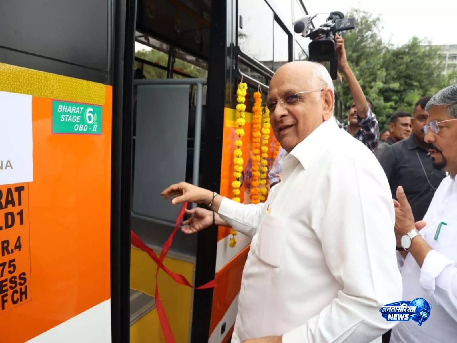 गुजरात के CM भूपेंद्र पटेल ने आदिवासी छात्रों के लिए 139 नई GSRTC बसों को हरी झंडी दिखाई गुजरात के CM भूपेंद्र पटेल ने आदिवासी छात्रों के लिए 139 नई GSRTC बसों को हरी झंडी दिखाई