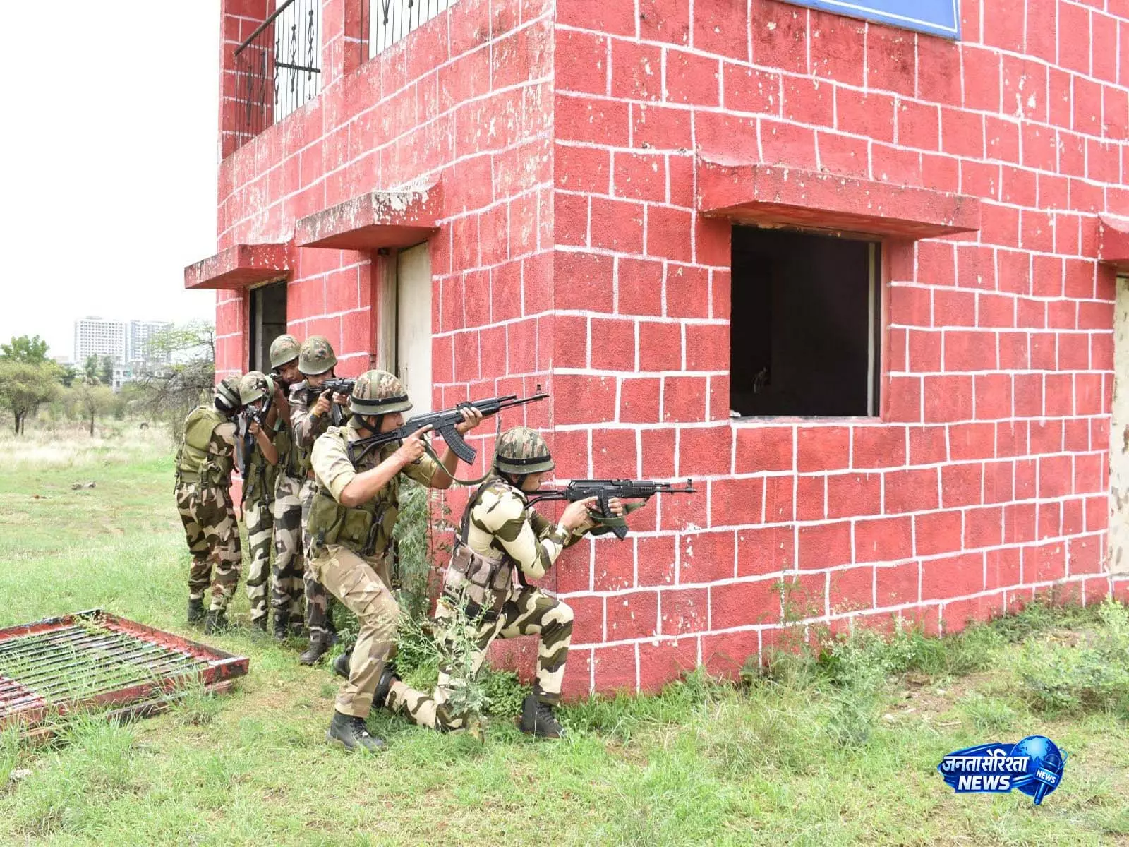 इंडियन आर्मी और CISF ने काउंटर-टेररिज्म की तैयारी बढ़ाने के लिए जॉइंट ट्रेनिंग पूरी की इंडियन आर्मी और CISF ने काउंटर-टेररिज्म की तैयारी बढ़ाने के लिए जॉइंट ट्रेनिंग पूरी की