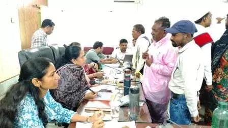 जनदर्शन में गूंजीं आमजन की समस्याएं, कलेक्टर ने हर आवेदन को गंभीरता से सुना जनदर्शन में गूंजीं आमजन की समस्याएं, कलेक्टर ने हर आवेदन को गंभीरता से सुना