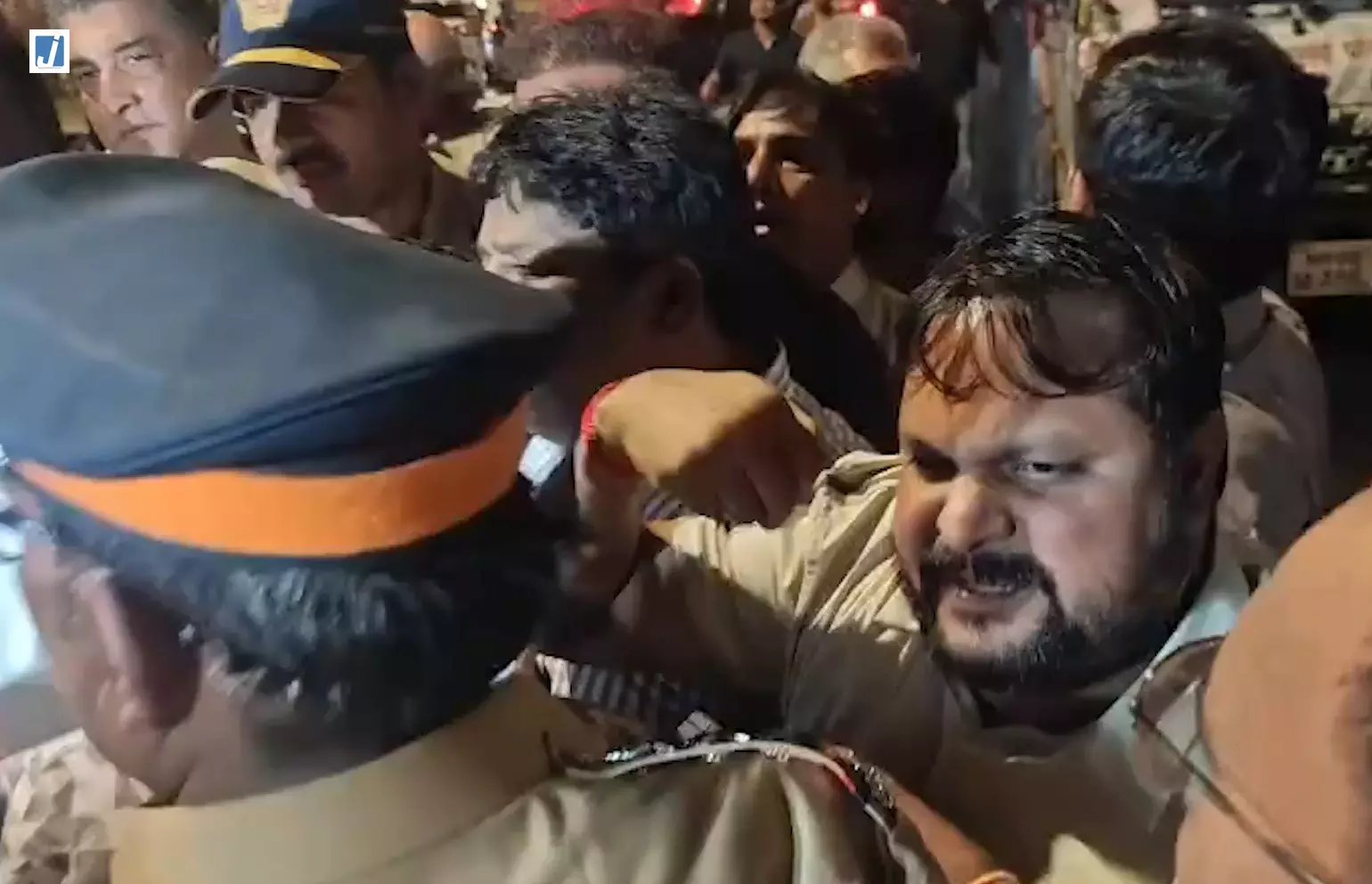 राहुल गांधी और प्रियंका गांधी की हिरासत के विरोध में लोक भवन के बाहर जुटे कार्यकर्ता राहुल गांधी और प्रियंका गांधी की हिरासत के विरोध में लोक भवन के बाहर जुटे कार्यकर्ता