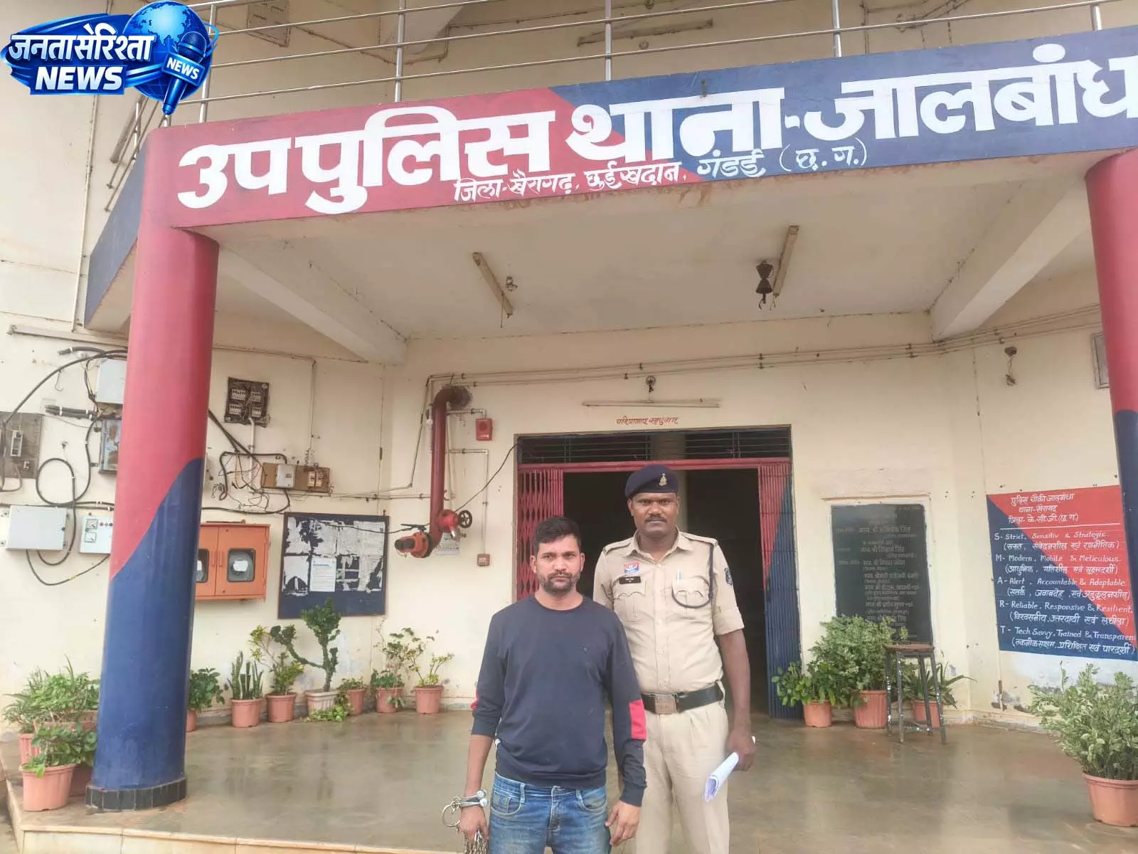 CG: शराब के नशे में सड़क पर हंगामा कर रहा युवक गिरफ्तार CG: शराब के नशे में सड़क पर हंगामा कर रहा युवक गिरफ्तार