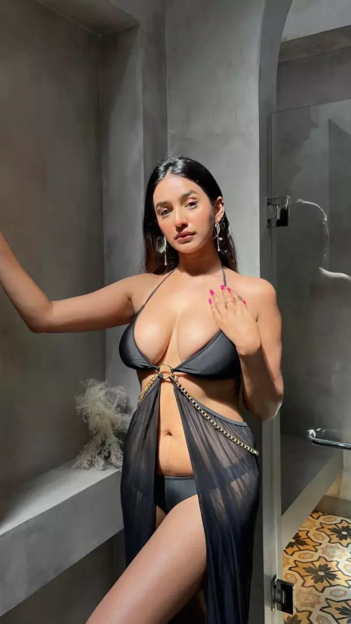 शुभना अग्रवाल का हॉल्टर नेक बिकिनी वायरल
