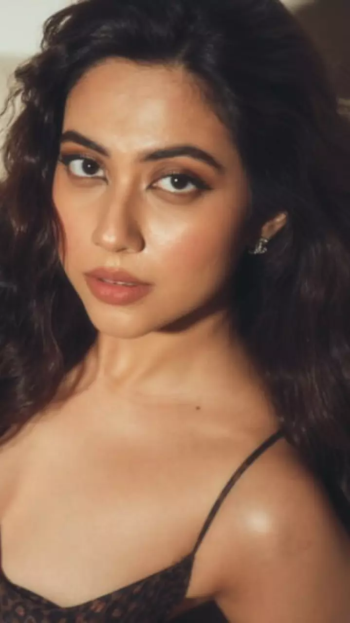 रेम शेख का स्टाइलिश अंदाज, हर लुक में दिखती है रेम शेख का स्टाइलिश अंदाज, हर लुक में दिखती है