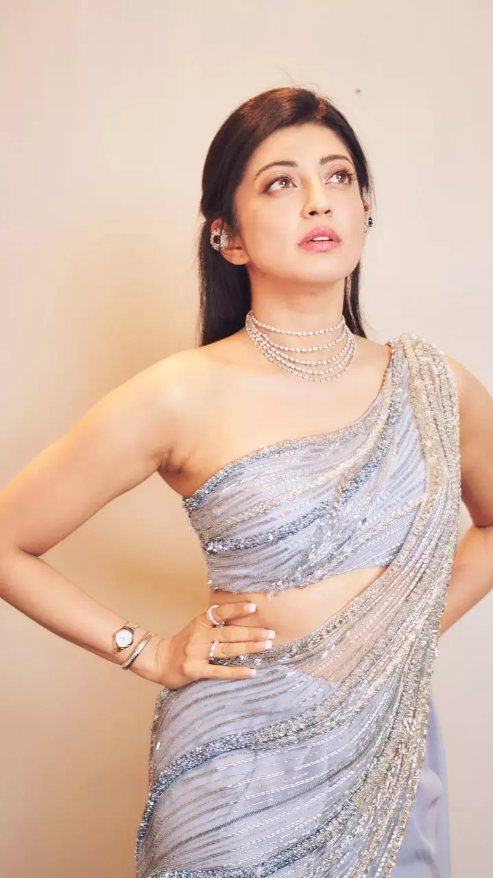 एलिगेंट आउटफिट और कॉन्फिडेंट अंदाज एलिगेंट आउटफिट और कॉन्फिडेंट अंदाज