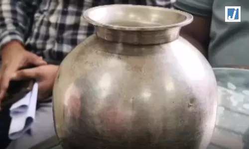 ईमानदारी की मिसाल: गलती से कचरे में फेंका गया 2 किलो चांदी का लोटा, 24 घंटे की मेहनत के बाद बरामद ईमानदारी की मिसाल: गलती से कचरे में फेंका गया 2 किलो चांदी का लोटा, 24 घंटे की मेहनत के बाद बरामद