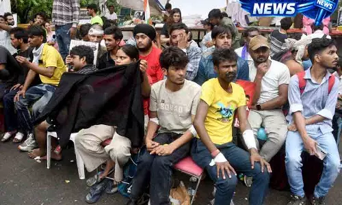 Delhi घायल प्रदर्शनकारियों का हाल जानने पहुंचे नेता Delhi घायल प्रदर्शनकारियों का हाल जानने पहुंचे नेता