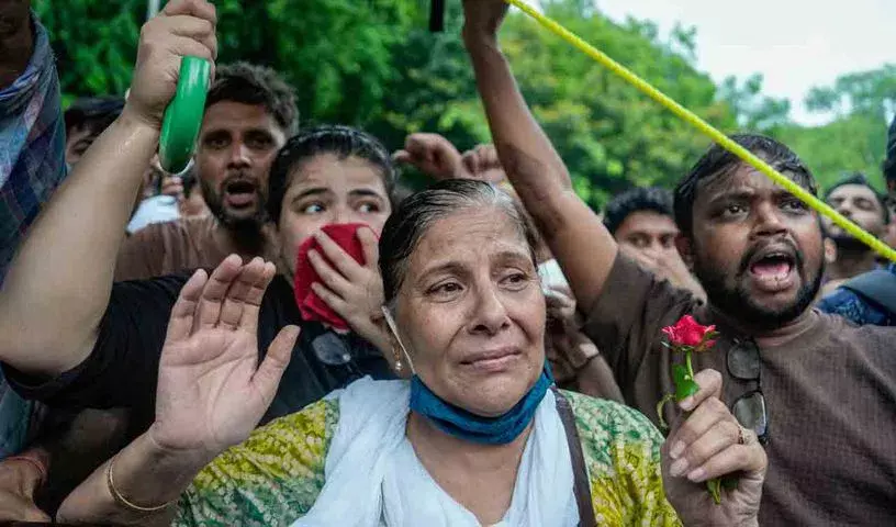 दिल्ली की सड़कों पर गुस्सा दिल्ली की सड़कों पर गुस्सा