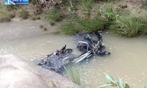 उफान नाला पार करते समय बहा बाइक सवार, मौत