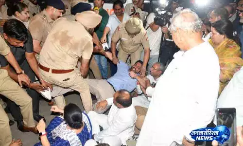Haryana कांग्रेस प्रमुख समेत 20 विधायक हिरासत में Haryana कांग्रेस प्रमुख समेत 20 विधायक हिरासत में
